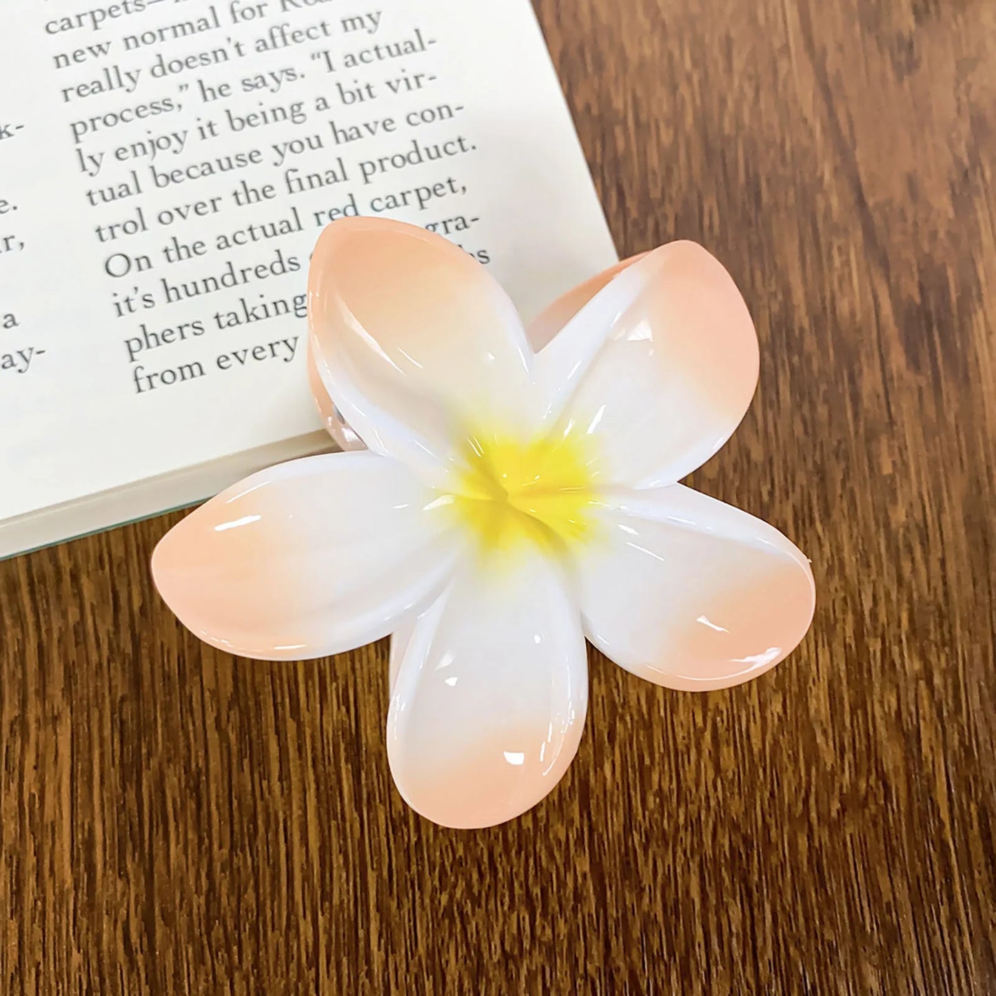 Luxury Gradient Flower Hair Claw – Delicate Resin Accessory for Women