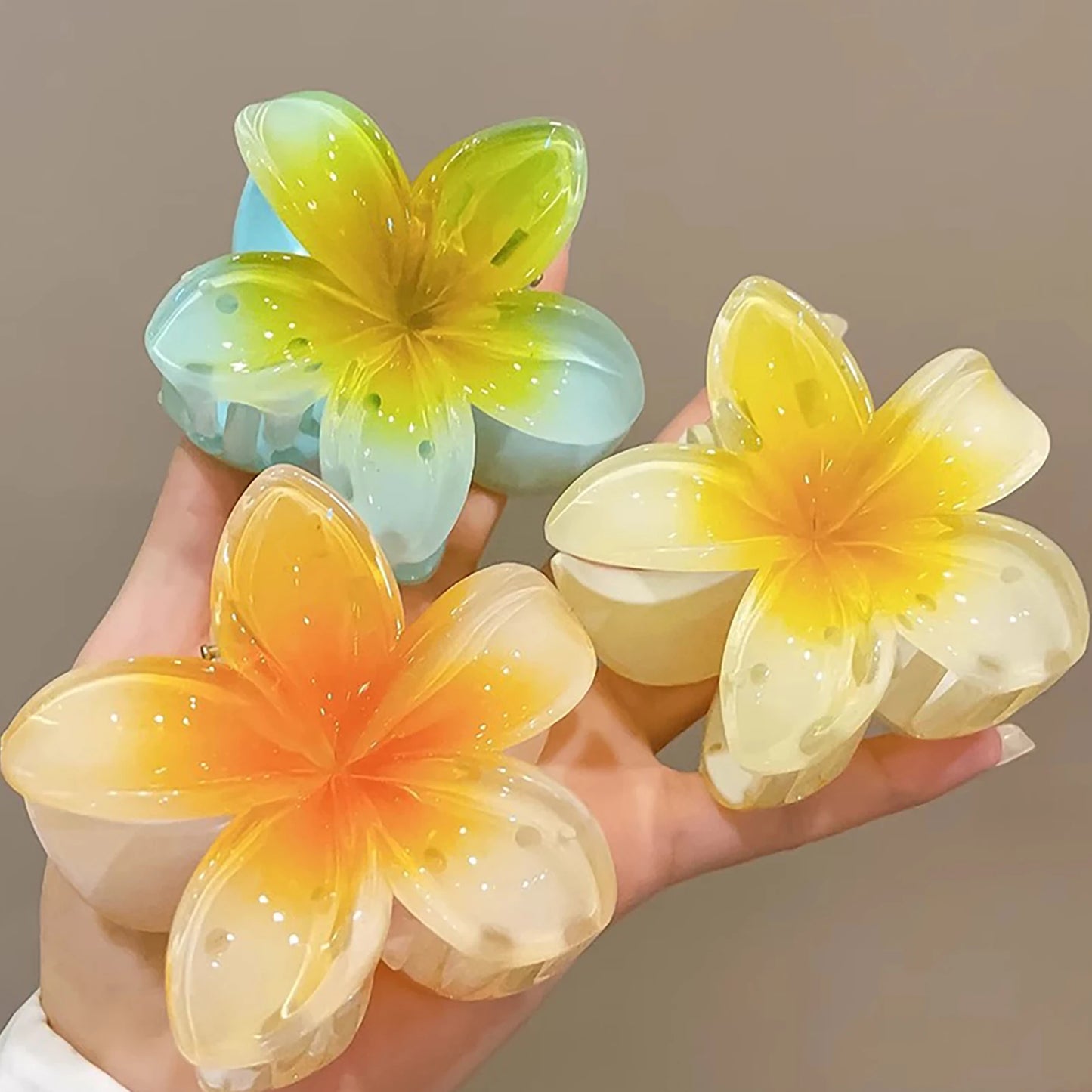 Luxury Gradient Flower Hair Claw – Delicate Resin Accessory for Women