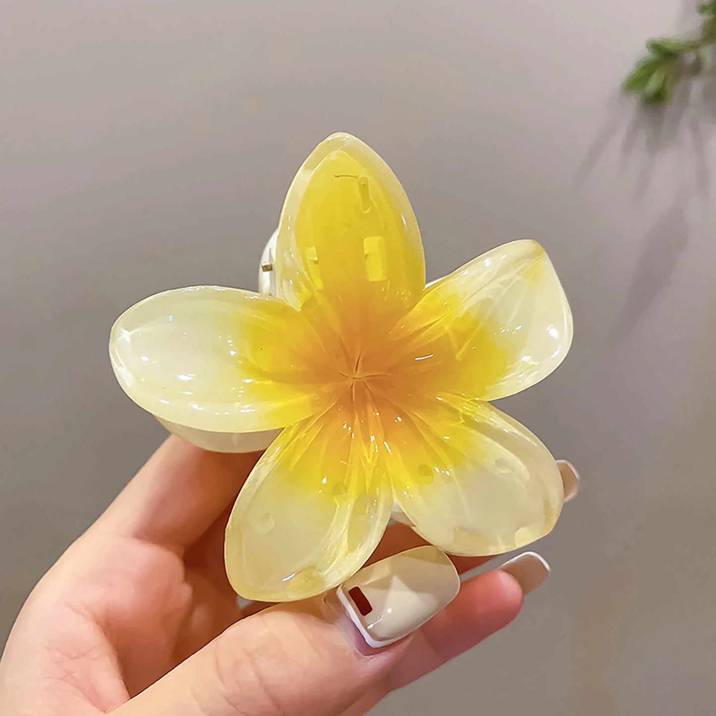 Luxury Gradient Flower Hair Claw – Delicate Resin Accessory for Women