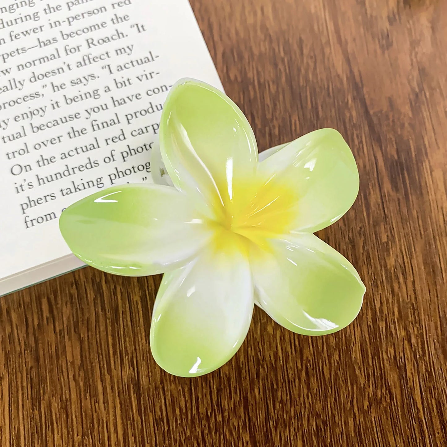 Luxury Gradient Flower Hair Claw – Delicate Resin Accessory for Women