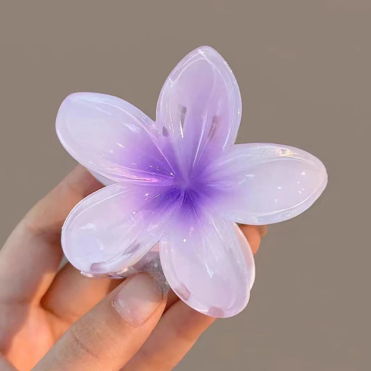 Luxury Gradient Flower Hair Claw – Delicate Resin Accessory for Women