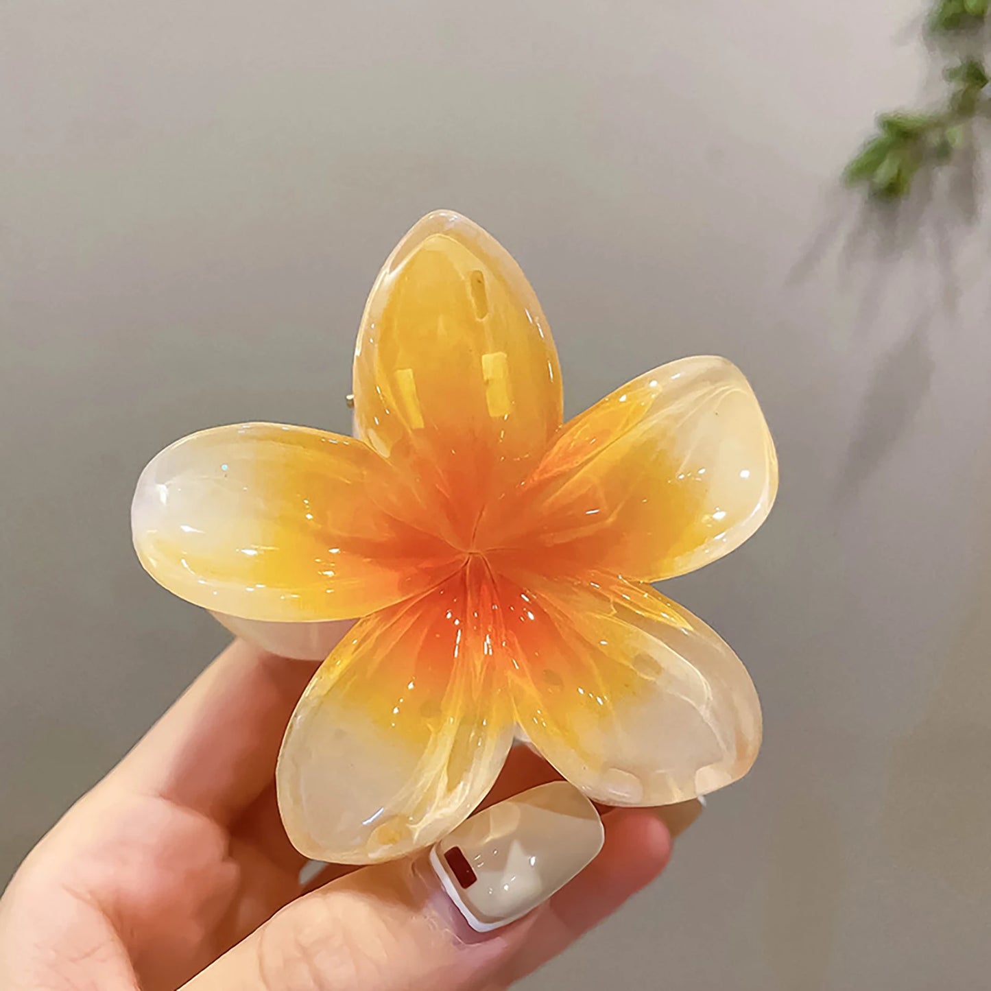 Luxury Gradient Flower Hair Claw – Delicate Resin Accessory for Women