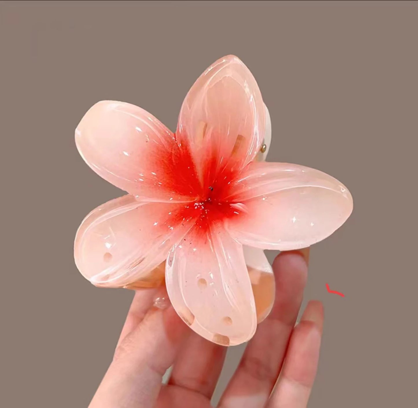Luxury Gradient Flower Hair Claw – Delicate Resin Accessory for Women