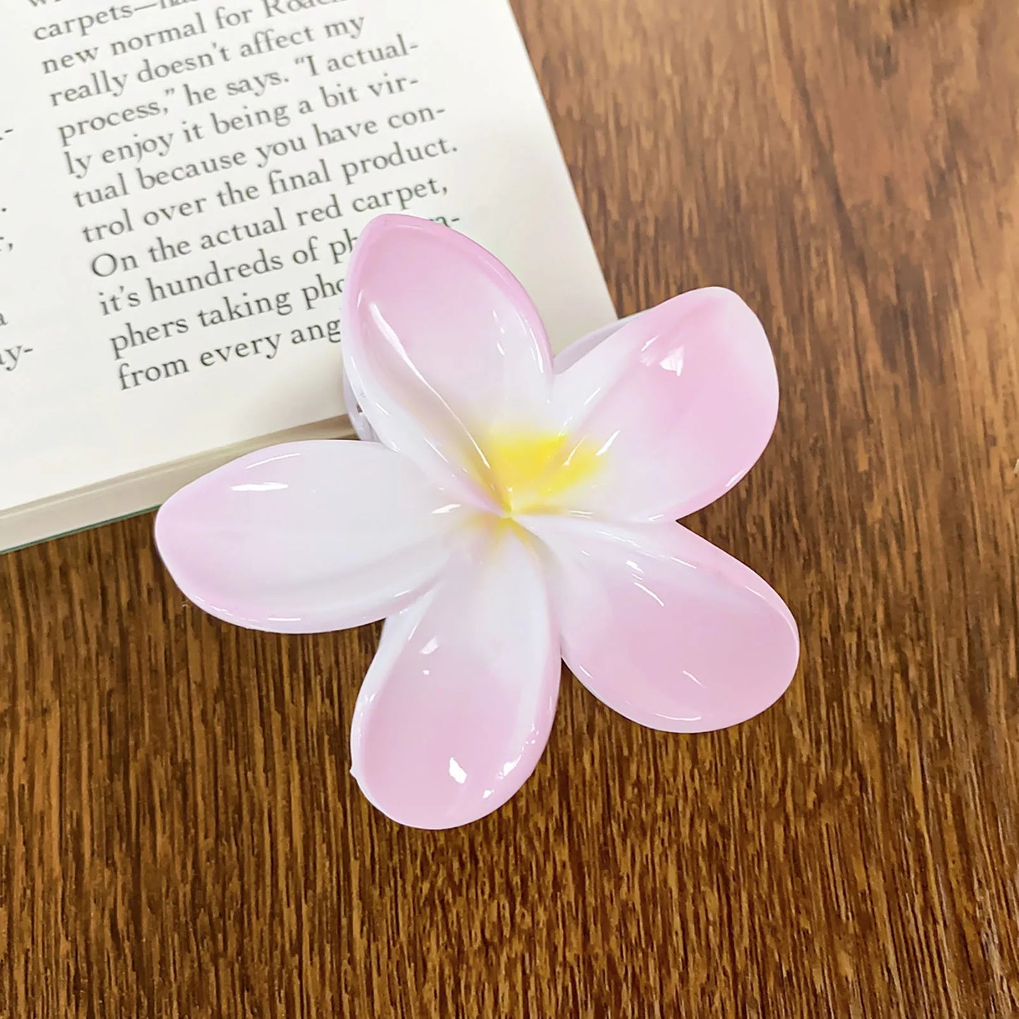 Luxury Gradient Flower Hair Claw – Delicate Resin Accessory for Women