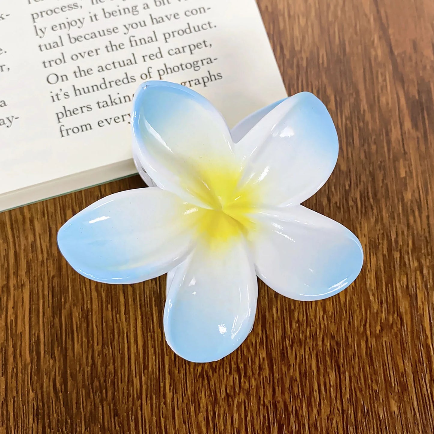Luxury Gradient Flower Hair Claw – Delicate Resin Accessory for Women