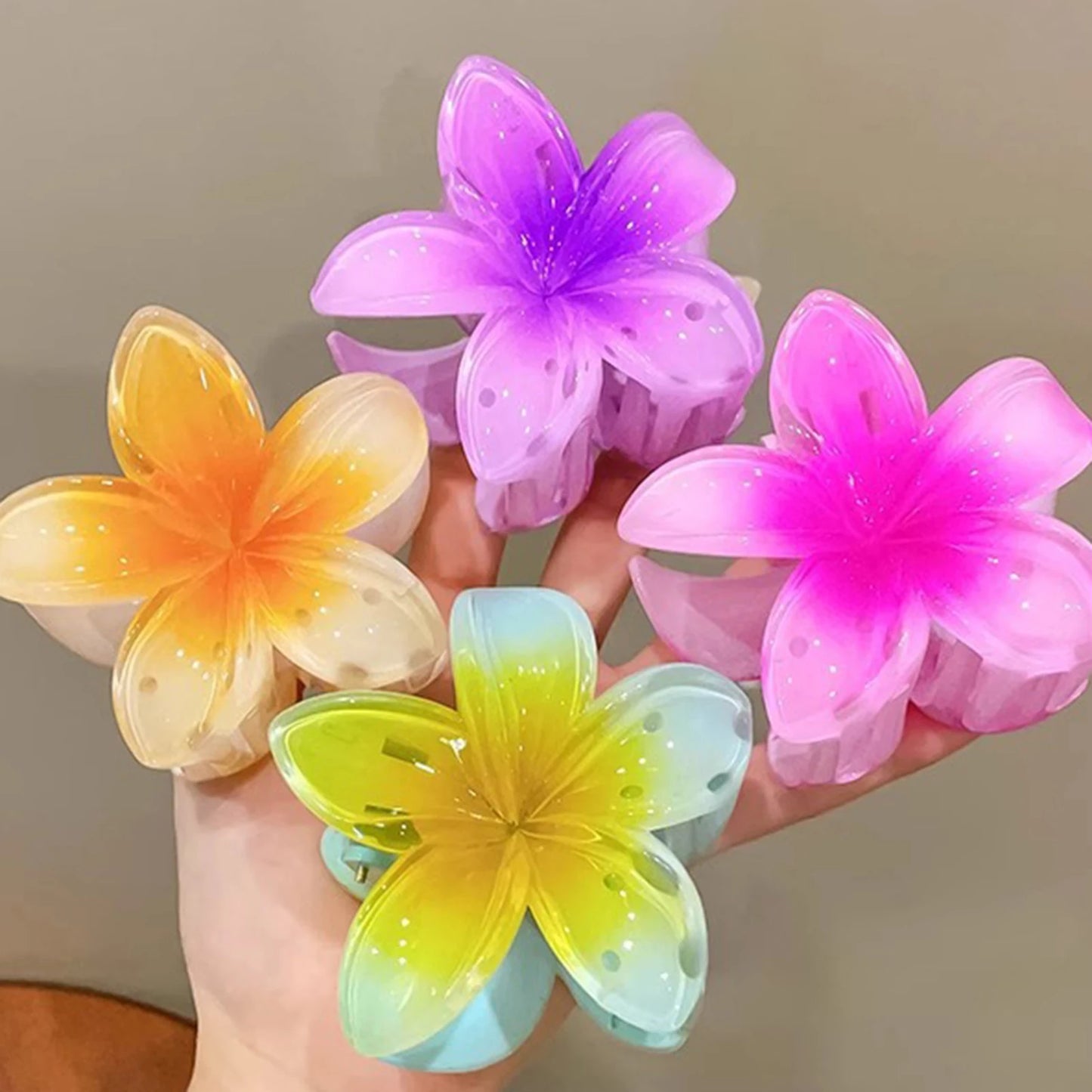 Luxury Gradient Flower Hair Claw – Delicate Resin Accessory for Women