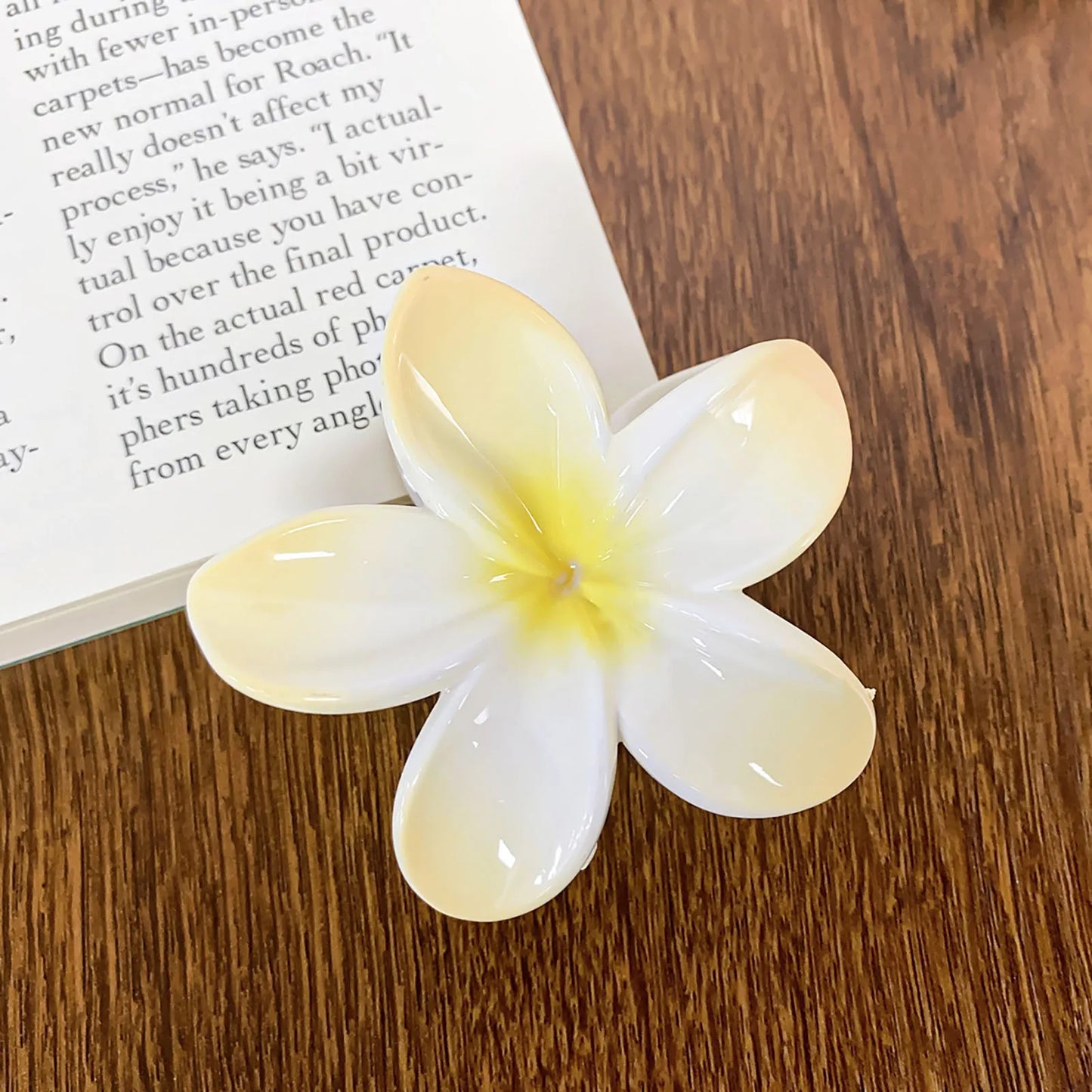Luxury Gradient Flower Hair Claw – Delicate Resin Accessory for Women