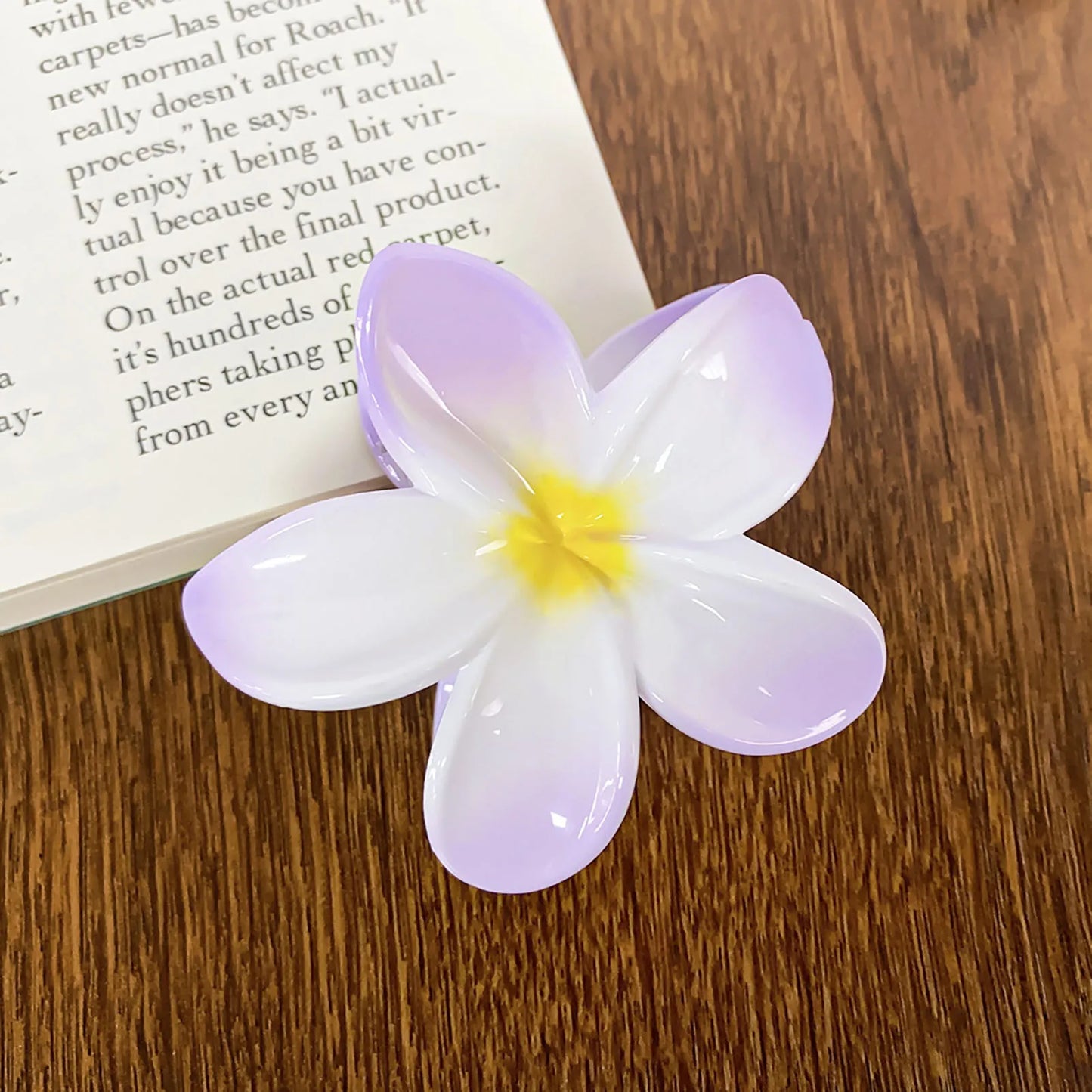 Luxury Gradient Flower Hair Claw – Delicate Resin Accessory for Women