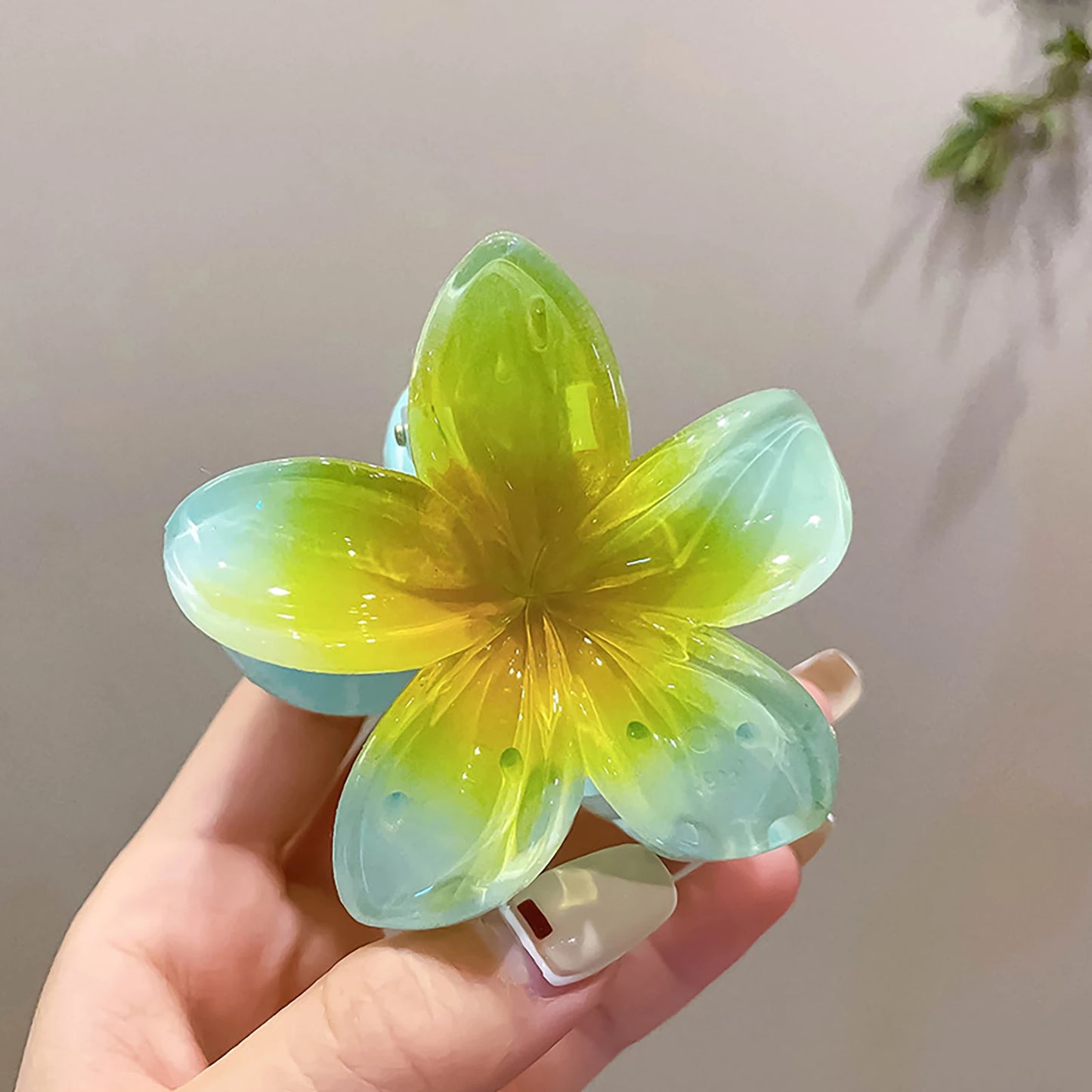 Luxury Gradient Flower Hair Claw – Delicate Resin Accessory for Women