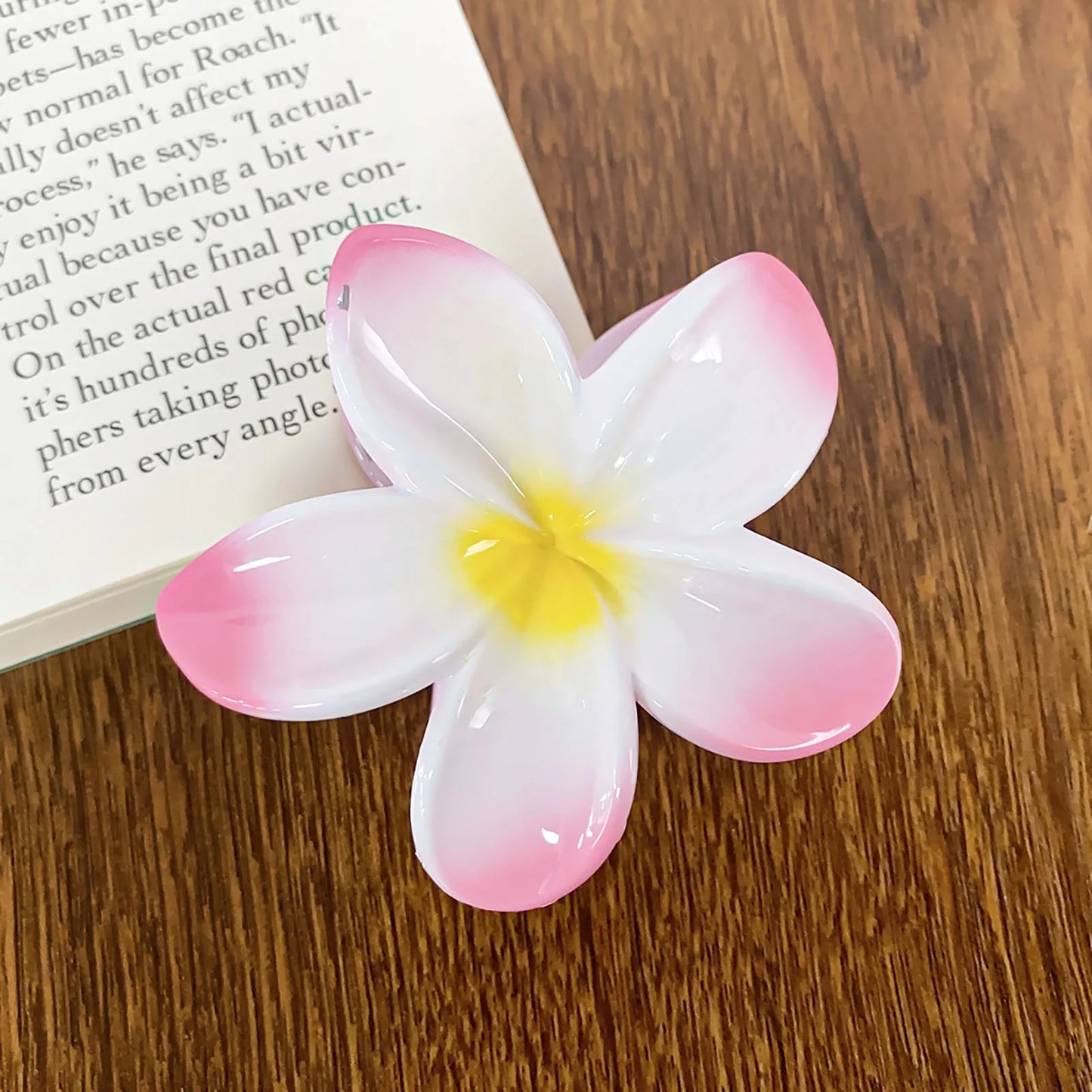 Luxury Gradient Flower Hair Claw – Delicate Resin Accessory for Women