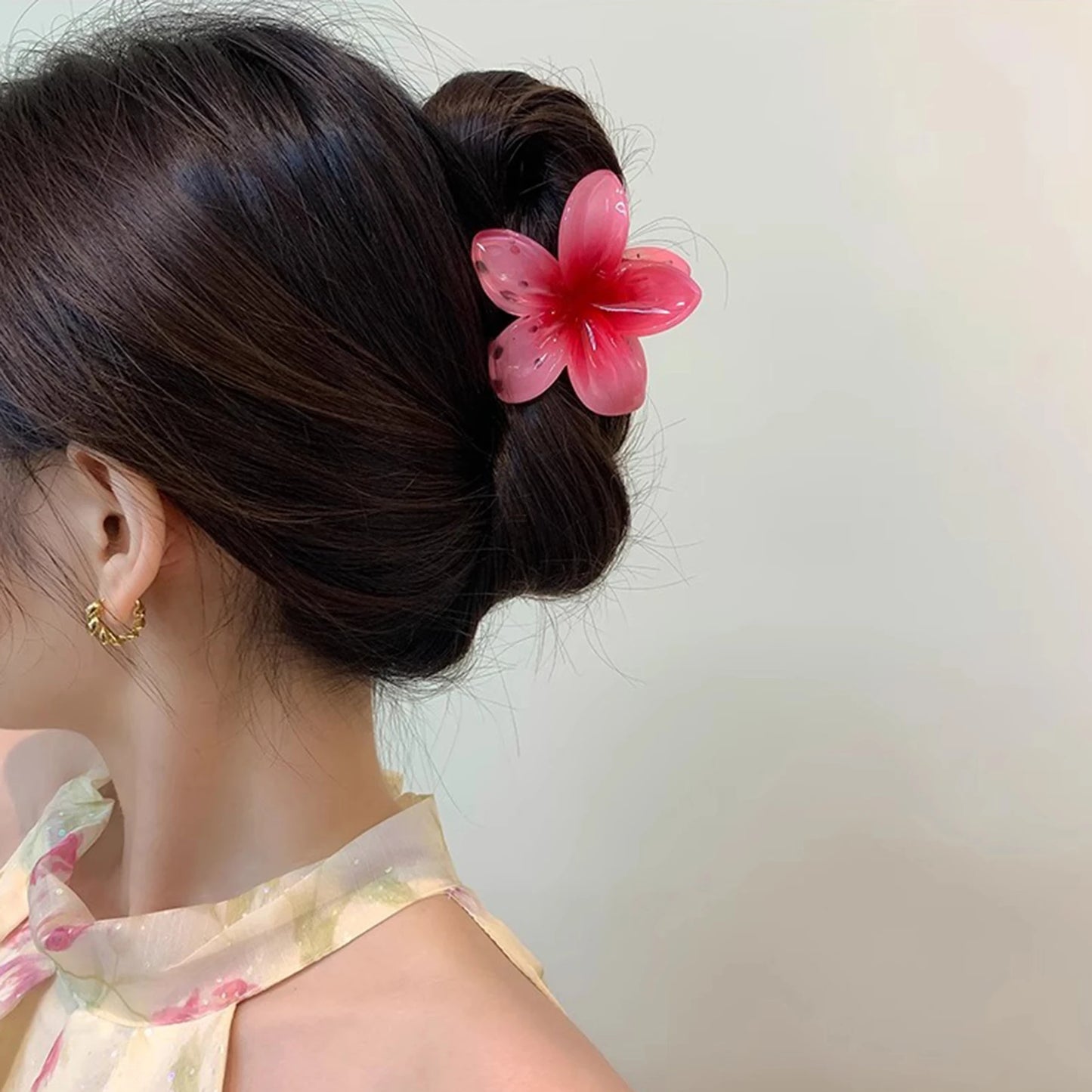 Luxury Gradient Flower Hair Claw – Delicate Resin Accessory for Women